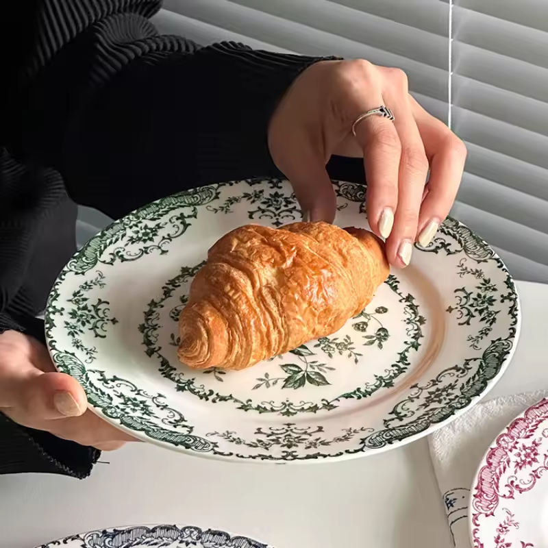 Conjunto de Pratos Retrô de Cerâmica Francesa com Rosas – Edição Limitada